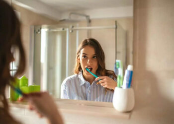 ഉറക്കം-തൂങ്ങി-ബ്രഷ്-ചെയ്യുന്നവരാണോ-നിങ്ങൾ?-ഉടൻ-നിർത്തിക്കോ…പണി-കിട്ടും