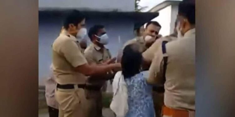 അട്ടപ്പാടിയില്‍-ഊരുമൂപ്പനും-മകനുമെതിരെ-പോലീസ്-അതിക്രമമെന്ന്-പരാതി;-ആദിവാസി-സംഘടനകൾ-പ്രതിഷേധിക്കുന്നു