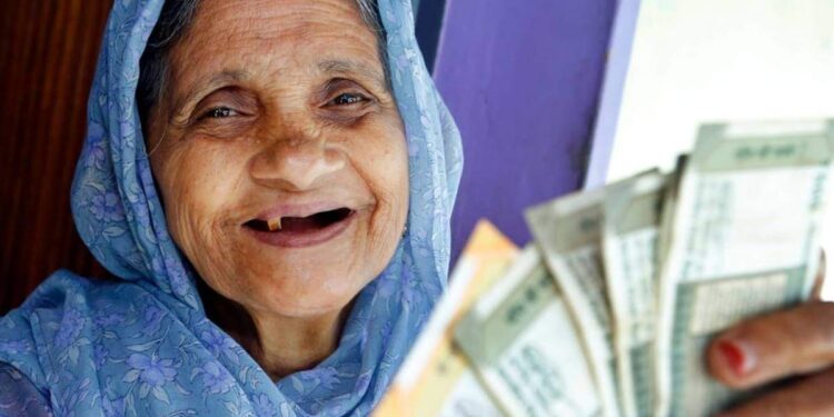 ഓണത്തിനു-മുമ്പ്-രണ്ടു-മാസത്തെ-ക്ഷേമ-പെൻഷൻ-ഒരുമിച്ച്;-3200-കയ്യിൽ-കിട്ടും