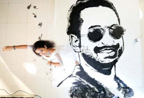 നൃത്തംചെയ്‌ത്‌-കാൽവിരൽകൊണ്ട്‌-വരച്ച-ചിത്രം- ഫഹദിന്-പിറന്നാൾ-സമ്മാനം