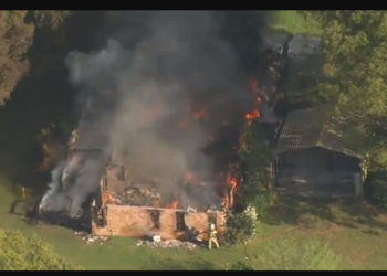 ഗോൾഡ് കോസ്റ്റിലെ ഒരു വീട് അഗ്നിക്കിരയായി, അയൽക്കാർ രക്ഷകരായി.
