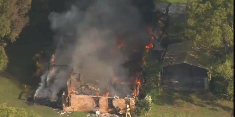 ഗോൾഡ് കോസ്റ്റിലെ ഒരു വീട് അഗ്നിക്കിരയായി, അയൽക്കാർ രക്ഷകരായി.