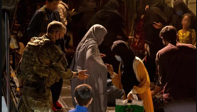 കാബൂൾ വിമാനത്താവളത്തിൽ നിന്ന് നൂറുകണക്കിന് ആളുകളെ ഓസ്‌ട്രേലിയ ഒഴിപ്പിച്ചു.