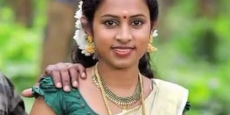 ഭർതൃവീട്ടുകാർ-ഭക്ഷണം-നൽകിയില്ല;-ഫോൺ-എറിഞ്ഞു-പൊട്ടിച്ചു;-സുനീഷ-നേരിട്ടത്-കൊടിയ-പീഡനമെന്ന്-ബന്ധു