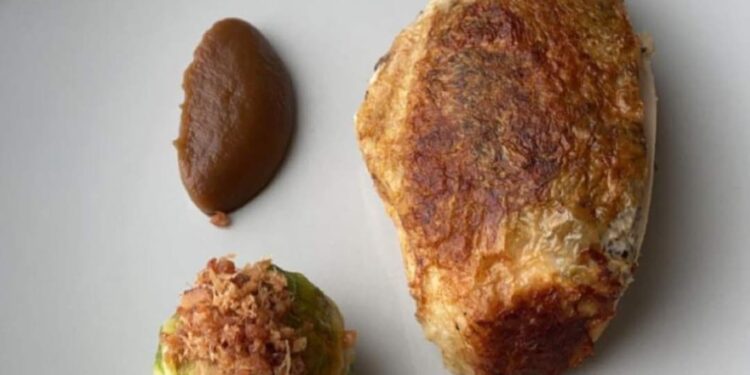 ‘നോക്കൂ-3500-രൂപയ്ക്ക്-എനിക്ക്-കിട്ടിയ-ഭക്ഷണം’-;-വൈറലായി-ട്വീറ്റ്;-പകൽക്കൊള്ളയെന്ന്-കമന്റുകൾ