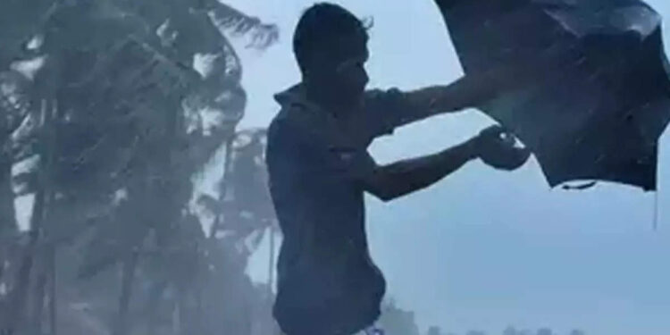 ശക്തമായ-മഴ-തുടരും;-ഇന്ന്-നാല്-ജില്ലകളിലും-നാളെ-അഞ്ച്-ജില്ലകളിലും-യെല്ലോ-അലേർട്ട്