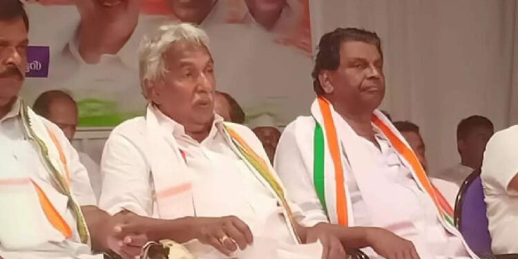 വിവാദത്തിൽ-തിരുവഞ്ചൂരിന്-മറുപടി;-ചെന്നിത്തലക്ക്-ആരുടെയും-മറ-വേണ്ടെന്ന്-ഉമ്മൻ-ചാണ്ടി