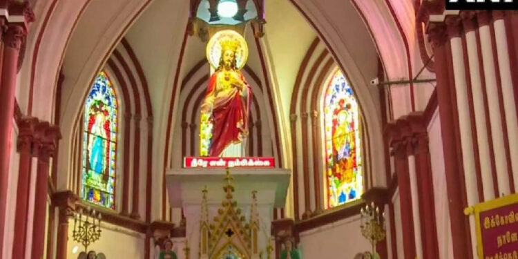 ഇടയലേഖനം-കത്തിച്ചു,-അൾത്താരയിൽ-കയറി-പ്രതിഷേധം;-കുർബാന-ഏകീകരണത്തിൽ-ആലുവയിൽ-ഉന്തും-തള്ളും