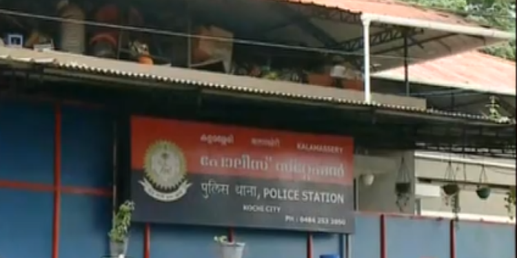 കൊച്ചിയിൽ-സുരക്ഷാ-ജീവനക്കാരിൽനിന്ന്-18-തോക്കുകൾ-പിടികൂടി;-തോക്കുകൾ-കൊണ്ടുവന്നത്-കശ്മീരിൽനിന്ന്