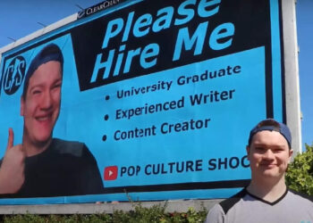 ‘ദയവായി-എന്നെ-ജോലിക്ക്-നിയമിക്കണം’-കൂറ്റൻ-ഫ്‌ളെക്‌സ്-സ്ഥാപിച്ച്-യുവാവ്