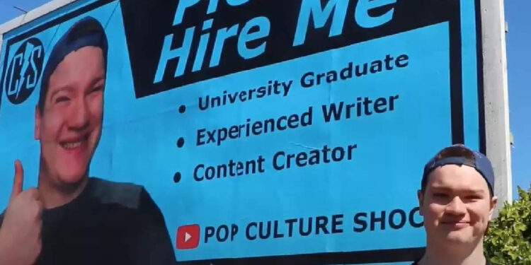 ‘ദയവായി-എന്നെ-ജോലിക്ക്-നിയമിക്കണം’-കൂറ്റൻ-ഫ്‌ളെക്‌സ്-സ്ഥാപിച്ച്-യുവാവ്