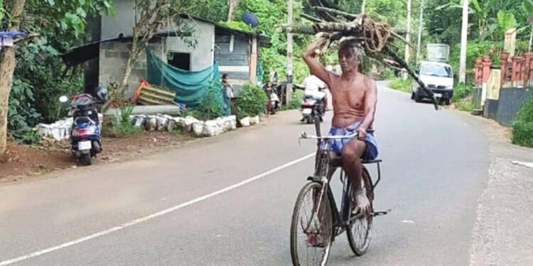 മോഷ്ടാക്കളേ-നിങ്ങള്‍-അറിയണം,-കൊണ്ടുപോയത്-വെറുമൊരു-സൈക്കിളല്ല,-ഈ-മനുഷ്യന്റെ-36-വര്‍ഷത്തെ-കൂട്ടാണ്