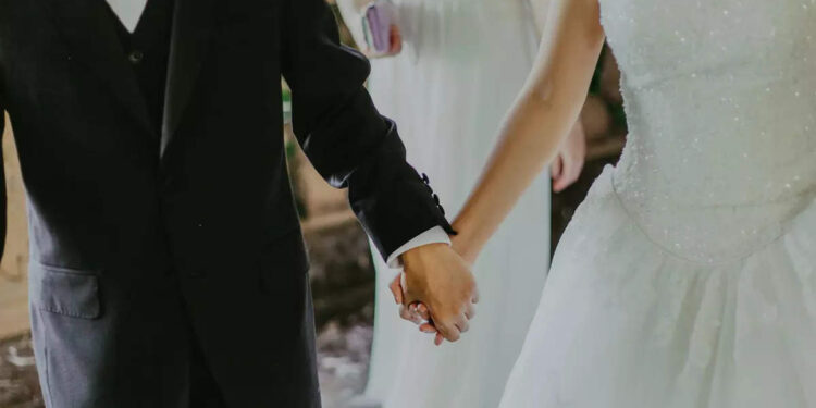 കാമുകനൊപ്പം-ഒളിച്ചോടി,-വീട്ടുകാരെയും-സമ്മതിപ്പിച്ചു;-വിവാഹദിവസം-യുവതി-കൂട്ടുകാര്‍ക്കൊപ്പം-മുങ്ങി