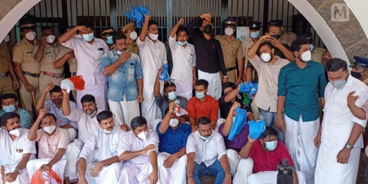 കണ്ണൂര്‍-സര്‍വകലാശാലാ-സിലബസ്-വിവാദം:-കെഎസ്.യു-പ്രവര്‍ത്തകര്‍-വിസിയെ-ഉപരോധിച്ചു