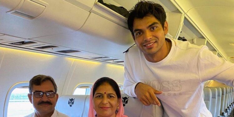 ഇത്-സ്വപ്ന-സാക്ഷാത്കാരം;-അച്ഛന്റെയും-അമ്മയുടെയും-ആദ്യ-വിമാനയാത്രയുടെ-ചിത്രങ്ങളുമായി-നീരജ്-ചോപ്ര