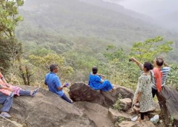 മഴപ്പച്ച-പുതച്ച്‌-കാലാങ്കി-മല;-രണ്ട്‌-ദേശങ്ങളുടെ-പ്രാചീനമായ-വിനിമയ-ശേഷിപ്പുകൾ