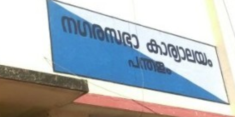 കൗണ്‍സില്‍-പിരിച്ചുവിടാന്‍-സെക്രട്ടറിയുടെ-കത്ത്:-ബിജെപി-ഭരിക്കുന്ന-പന്തളം-നഗരസഭയില്‍-ബഹളം