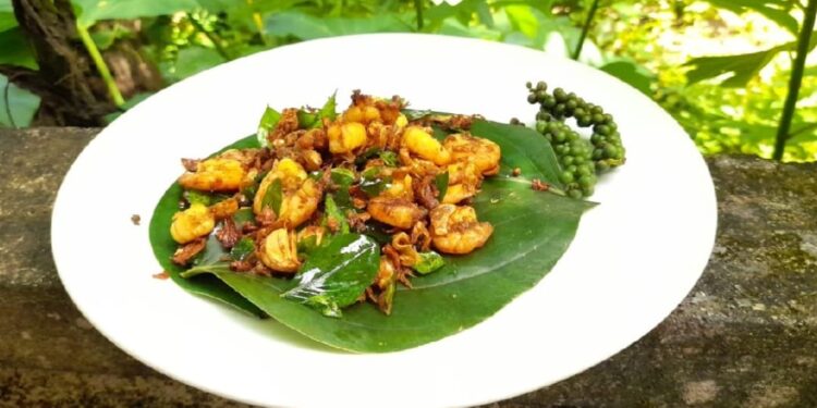 ചെറിയുള്ളിയും-പച്ച-കുരുമുളകും-അരച്ച്-കിടിലൻ-ചെമ്മീൻ-ഫ്രൈ