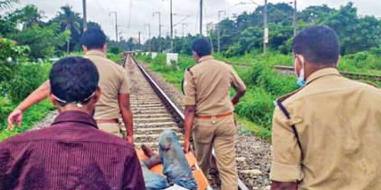 നിലവിളി-കേട്ട്-ഓടിയെത്തി;-പരിക്കേറ്റയാളുമായി-ഒരു-കിലോമീറ്റർ-റെയിൽവേ-ട്രാക്കിലൂടെ-നടന്ന്-പോലീസ്