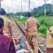 നിലവിളി-കേട്ട്-ഓടിയെത്തി;-പരിക്കേറ്റയാളുമായി-ഒരു-കിലോമീറ്റർ-റെയിൽവേ-ട്രാക്കിലൂടെ-നടന്ന്-പോലീസ്