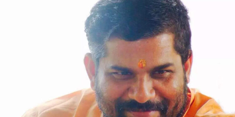 ‘കഞ്ചാവ്-വാങ്ങുന്നവർ-സ്വന്തം-മതത്തിൽ-നിന്നു-വാങ്ങുക’;-പരിഹാസവുമായി-സ്വാമി-സന്ദീപാനന്ദഗിരി