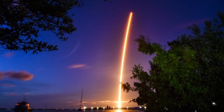 നാല്-‘സാധാരണ-യാത്രക്കാര്‍’-ബഹിരാകാശത്തേക്ക്;-ചരിത്രം-തിരുത്തി-സ്‌പേസ്-എക്‌സ്