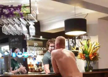 പൂർണ-നഗ്നനായി-ബാർ-ജീവനക്കാർക്ക്-മുന്നിൽ-യുവാവ്;-കാരണം-ലളിതം