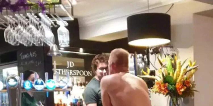 പൂർണ-നഗ്നനായി-ബാർ-ജീവനക്കാർക്ക്-മുന്നിൽ-യുവാവ്;-കാരണം-ലളിതം