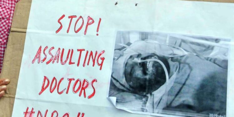 ആരോഗ്യ-പ്രവര്‍ത്തകര്‍ക്ക്-നേരെയുള്ള-അതിക്രമം;-കര്‍ശന-നടപടിക്ക്-ഡിജി.പിയുടെ-നിര്‍ദേശം