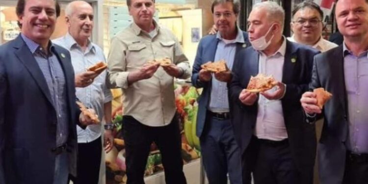 വാക്സിനെടുത്തില്ല;-റോഡരികില്നിന്ന്-പിസ-കഴിച്ച്-ബ്രസീല്-പ്രസിഡന്റ്-വൈറല്-ചിത്രങ്ങള്