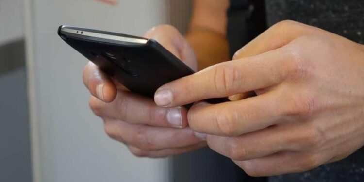 1.14-ലക്ഷത്തിന്റെ-ലാപ്‌ടോപ്പ്-ഓണ്‍ലൈനില്‍-ബുക്കുചെയ്തു;-വിദ്യാര്‍ഥിനിക്ക്-ലഭിച്ചത്-കടലാസ്-കെട്ടുകള്‍