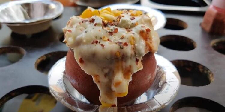 മണ്‍കലത്തിൽ-പിസ;-നെറ്റി-ചുളിച്ച്-ഇന്റര്‍നെറ്റ്-ലോകം-വൈറല്‍-വീഡിയോ