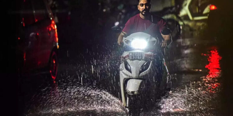 കേരളത്തിൽ-അതിതീവ്ര-മഴയ്ക്ക്-സാധ്യത;-വിവിധ-ജില്ലകളിൽ-ഓറഞ്ച്-അലേർട്ട്-പ്രഖ്യാപിച്ചു