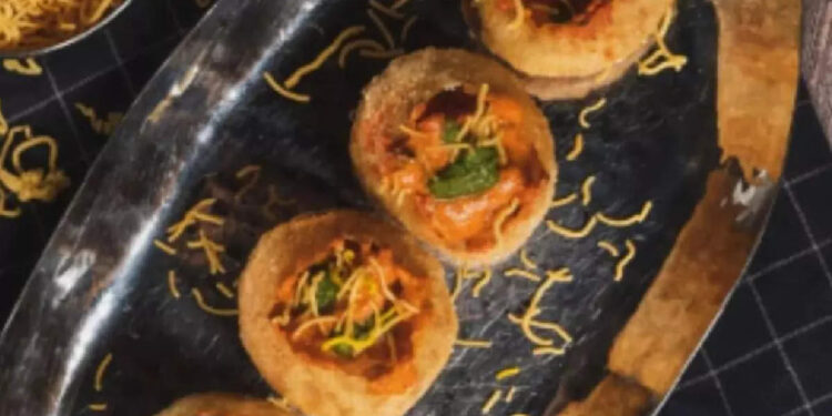 പാനി-പുരി-ബോറടിച്ചോ?-കുറച്ച്-ബട്ടർ-ചിക്കനും-കൂടെ-ചേർത്തലോ