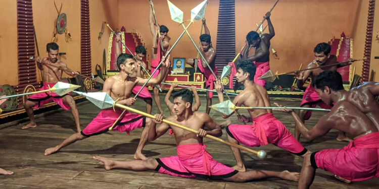 ഇന്ത്യന്‍-സൈന്യം-പതിനെട്ടാം-അടവ്-പഠിക്കാൻ-എത്തിയ-തൃശൂര്‍-കളരി