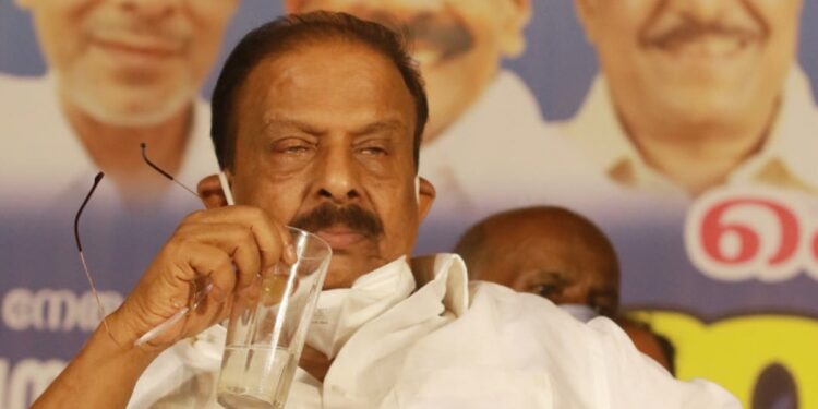 ഇരിക്കാന്‍-സീറ്റ്-നമ്പര്‍,-വരാത്തവര്‍ക്ക്-ശിക്ഷ;-കോഴിക്കോട്ടുനിന്ന്-സെമികാഡര്‍-തുടങ്ങി-കോണ്‍ഗ്രസ്