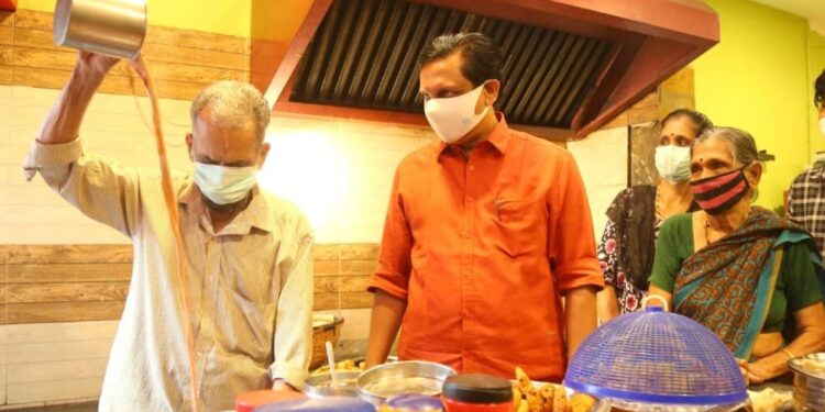 അടുത്ത-യാത്ര-റഷ്യയിലേക്ക്;-ചായക്കട-നടത്തി-ലോകംചുറ്റുന്ന-ദമ്പതികളെ-കാണാന്‍-മന്ത്രിയെത്തി