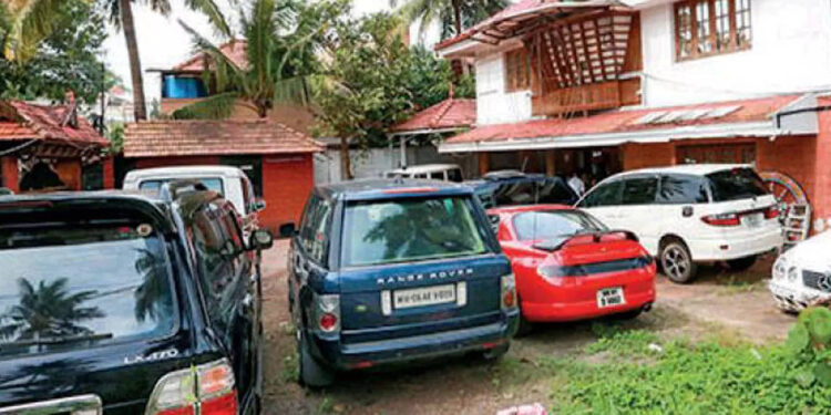 കരീനയുടെ-പോര്‍ഷെ-കാ‍ര്‍-മോൻസണ്-കിട്ടിയതെങ്ങനെ?-സ്വയം-‘പൊങ്ങാൻ’-ചെലവു-കുറഞ്ഞ-തന്ത്രം