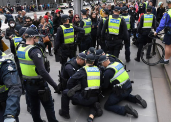 മെൽബണിൽ ആന്റി-ലോക്ക് ഡൗൺ പ്രതിഷേധക്കാരും, പോലീസും ഏറ്റുമുട്ടി.