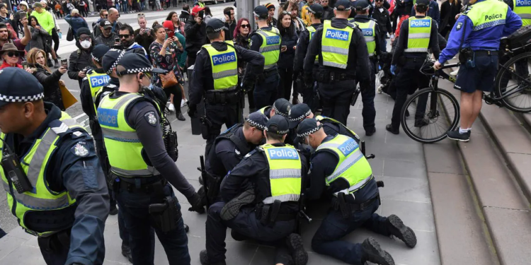 മെൽബണിൽ ആന്റി-ലോക്ക് ഡൗൺ പ്രതിഷേധക്കാരും, പോലീസും ഏറ്റുമുട്ടി.