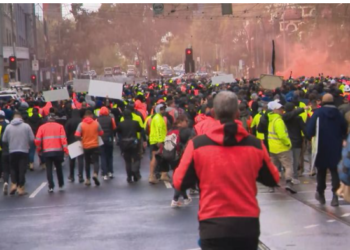 മെൽബണിൽ പടക്കം പൊട്ടിച്ച്, പന്തം കൊളുത്തി പ്രതിഷേധക്കാർ പ്രകടനം നടത്തുന്നു.