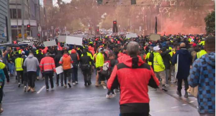 മെൽബണിൽ പടക്കം പൊട്ടിച്ച്, പന്തം കൊളുത്തി പ്രതിഷേധക്കാർ പ്രകടനം നടത്തുന്നു.