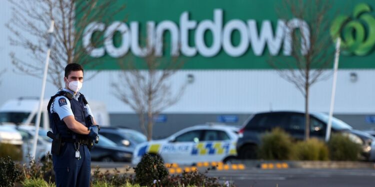 ന്യൂസിലാന്റിൽ ഐസിസ് തീവ്രവാദിയെ സൂപ്പർമാർക്കറ്റിൽ വെടിവച്ചു കൊന്നു.