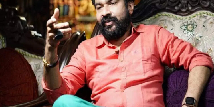 ഹണിട്രാപ്പിൽ-കുടുക്കുമെന്ന-ഭീഷണി;-മോൺസനെതിരെ-യുവതി-മുഖ്യമന്ത്രിക്ക്-പരാതി-നൽകി