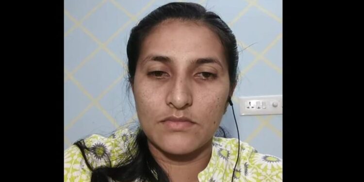 ആളൂര്‍-പീഡനക്കേസ്:-പോലീസ്-പ്രതിയെ-സഹായിക്കുന്നു,-തനിക്ക്-ഭീഷണിയെന്നും-മയൂഖ-ജോണി