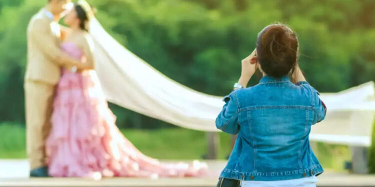 ഭക്ഷണം-കഴിക്കാൻ-സമ്മതിച്ചില്ല!-വിവാഹ-വേദിയിൽ-ഫോട്ടോകൾ-ഡിലീറ്റ്-ചെയ്ത്-‘ഫോട്ടോഗ്രാഫർ’