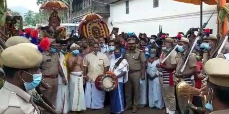 ഉടവാള്‍-ഏറ്റുവാങ്ങി,-നവരാത്രി-ആഘോഷങ്ങള്‍ക്ക്-തുടക്കമായി