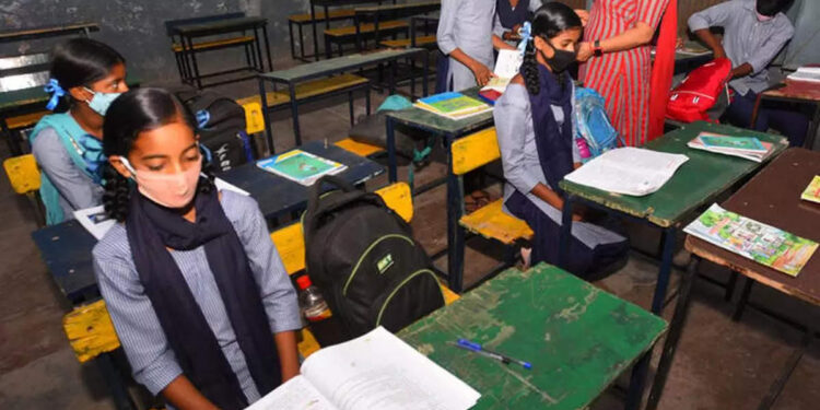 ഒരു-ബെഞ്ചിൽ-ഒരു-കുട്ടി;-സ്കൂൾ-തുറക്കുന്നതിന്-മാർഗരേഖയായി