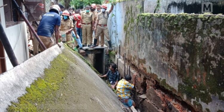 കൊച്ചിയില്‍-ഓടയുടെ-പണിക്കിടെ-മതിലിടിഞ്ഞുവീണ്-ആന്ധ്ര-സ്വദേശി-മരിച്ചു,-ഒരാളെ-രക്ഷപ്പെടുത്തി