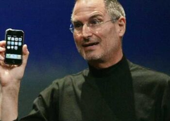 സ്റ്റീവ്-ജോബ്‌സിന്റെ-പത്താം-ചരമവാര്‍ഷികം;-വൈകാരികമായ-വീഡിയോ-പങ്കുവെച്ച്-ടിം-കുക്ക്